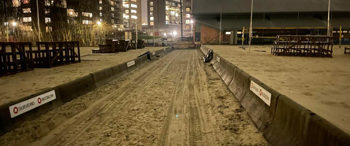 Banene har flombelysning, slik at de også kan benyttes kveldstid. Foto: Oddbjørn Kvammen Banene om natta