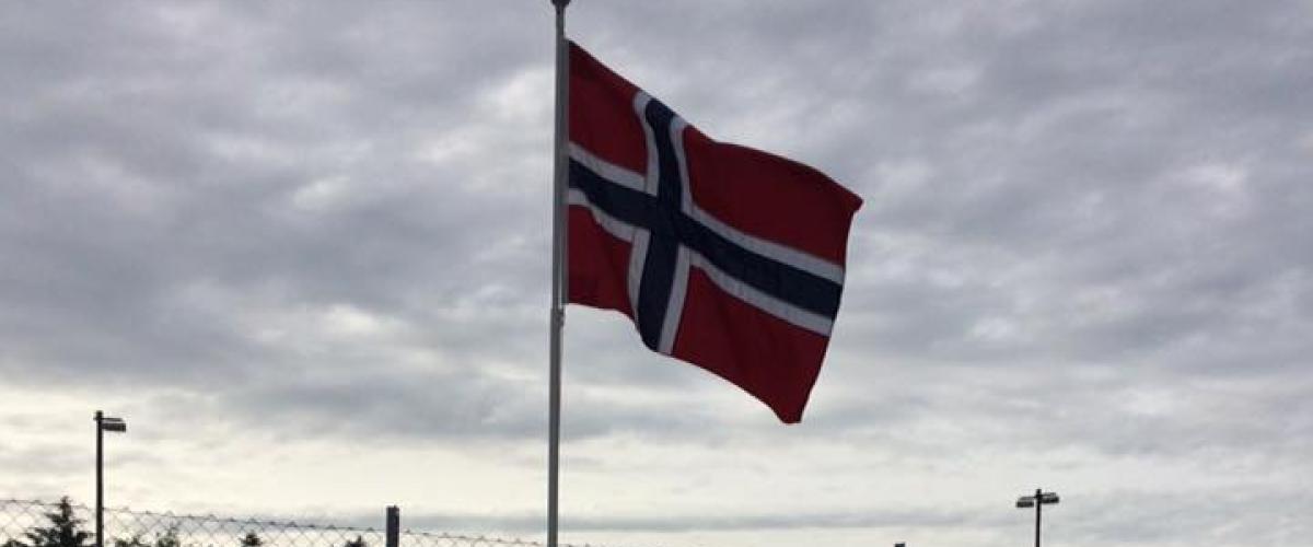 Flagget til topps ifm. turnering. Før anlegget på Lassa ble realisert, var det ikke permanente anlegg i Stavanger-regionen av høy nok standard til å arrangere turneringer. Foto: Oddbjørn Kvammen Det flagges på sandvolleyballbanen