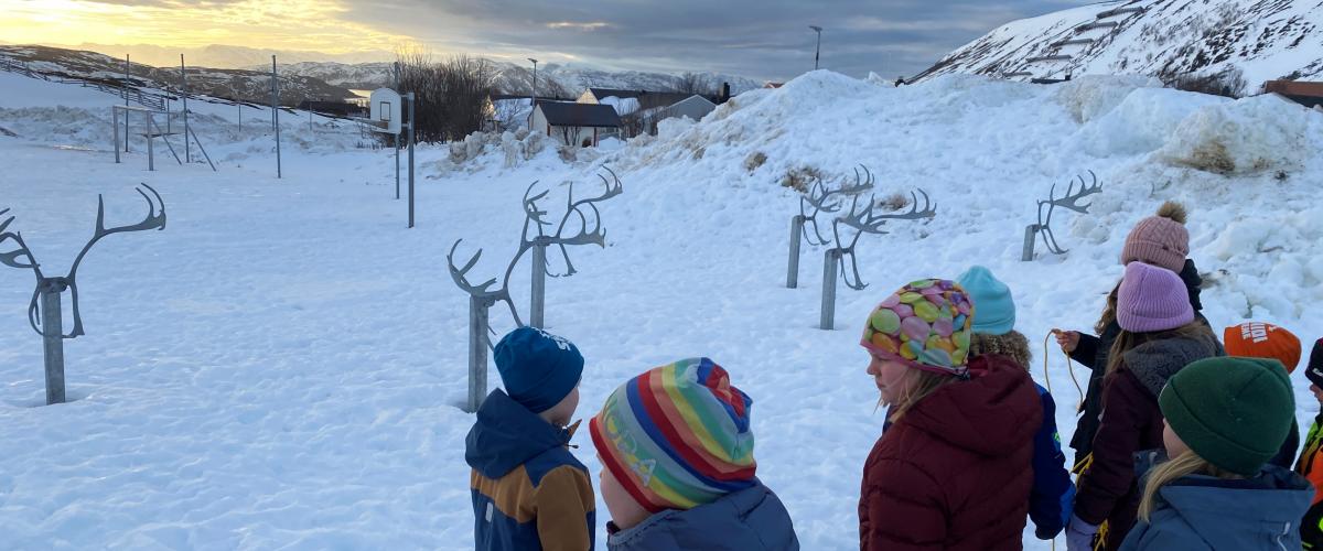 Barn laster gul lasso på reinsdyrstativ