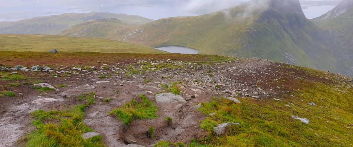 Lofoten er et av områdene hvor slitasjen har vært størst de siste årene. På grunn av stor økning i turismen har flere stier blitt brede som motorveier, slik som her på Ruten. Foto: Ole-Jakob Kvalshaug Bilde som viser sterk slitasje i Lofoten, med en sti bred som en motorvei