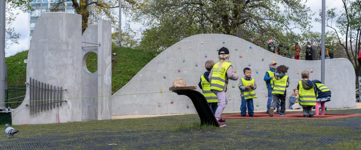 Barnehagen på besøk i parken. Foto: Bergen kommune Barn som leker i parken Lydbølgen