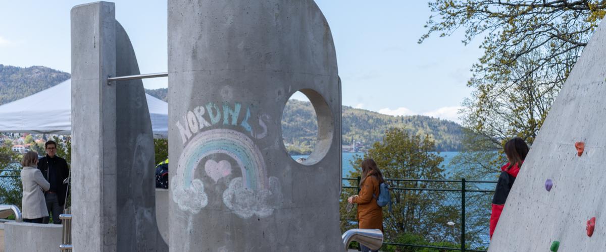 Fra parken har man utsikt over fjorden. Foto: Bergen kommune Lydbølgen i Bergen. Parkourelementer og utsikt over fjorden