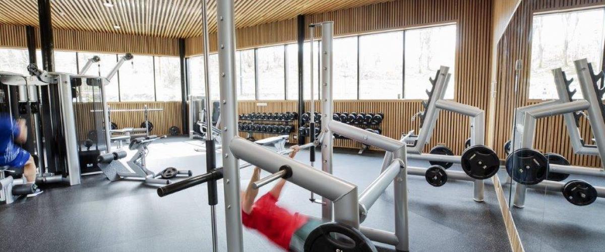 Treningsrom med apparater og frivekter