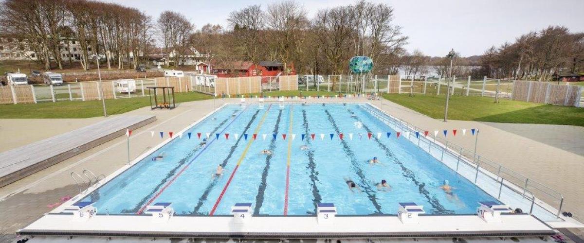 Utendørs svømmebasseng