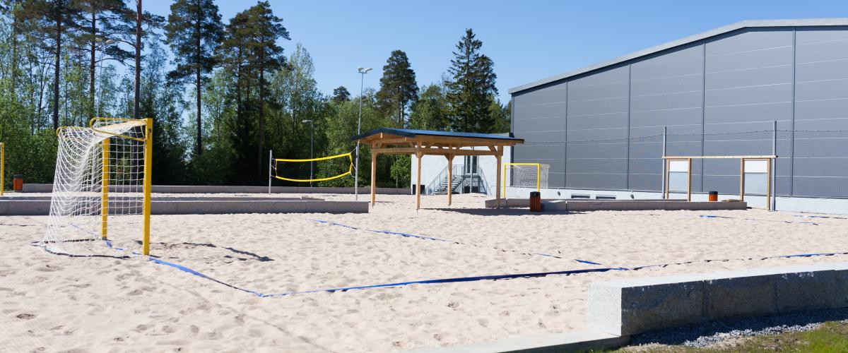 Beachhåndballbane sett med hall i bakgrunn