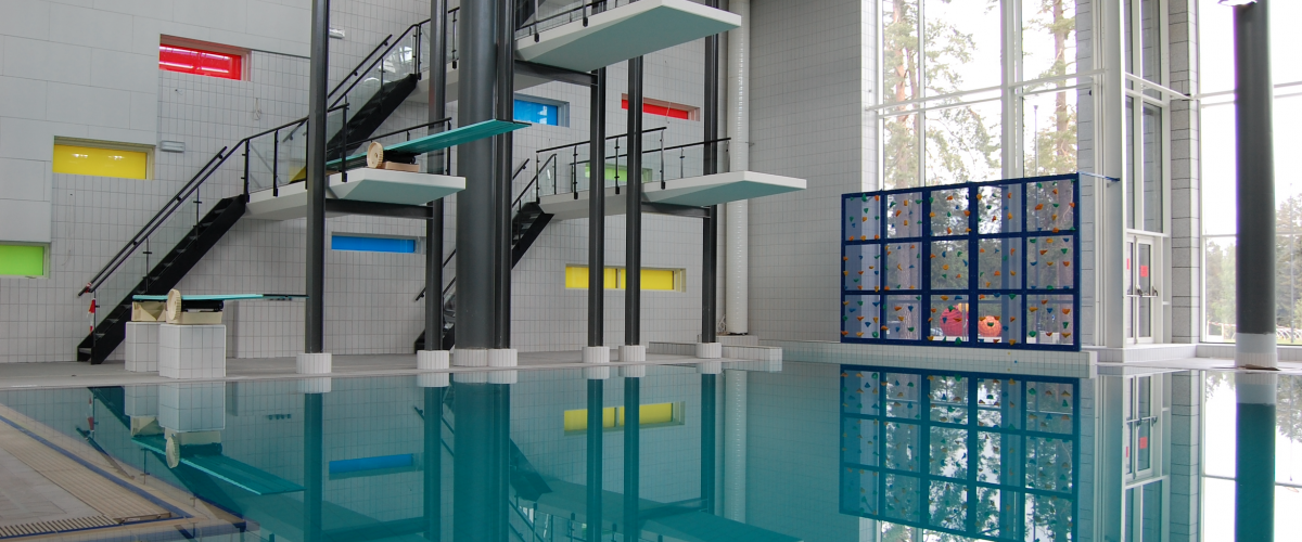 Badebasseng med stupetårn