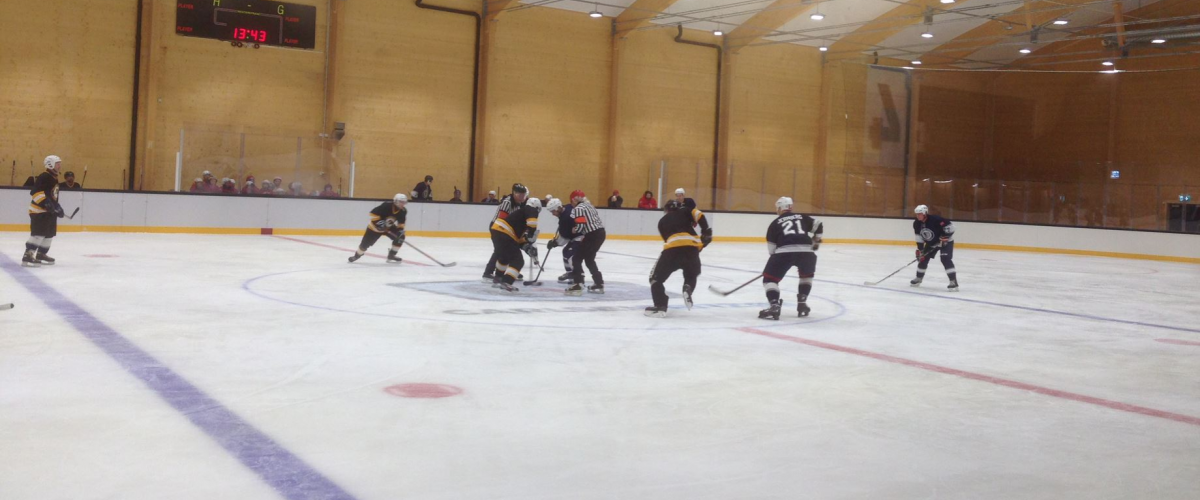 Bilde av isfalten med ishockeyspillere i spill