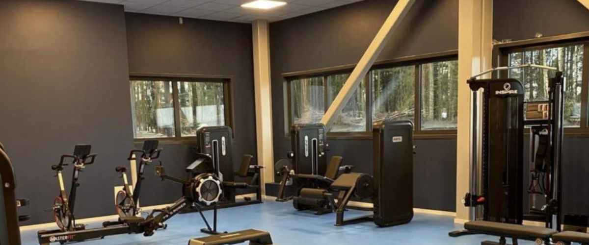 Bilde av treningsrommet, hvor det finnes en rekke apparatet