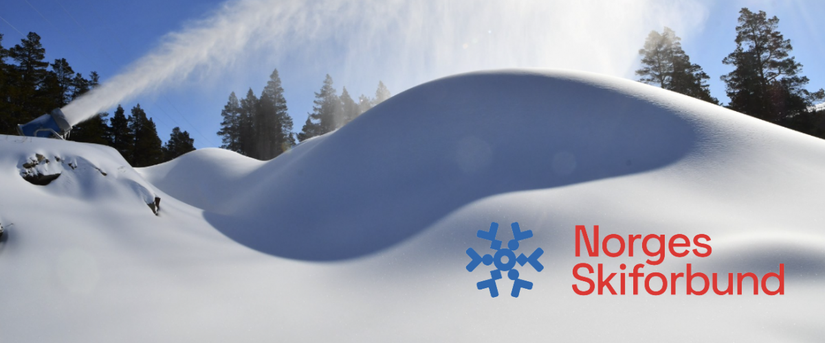 Norges Skiforbunds logo lagt over et bilde av en snøkanon.
