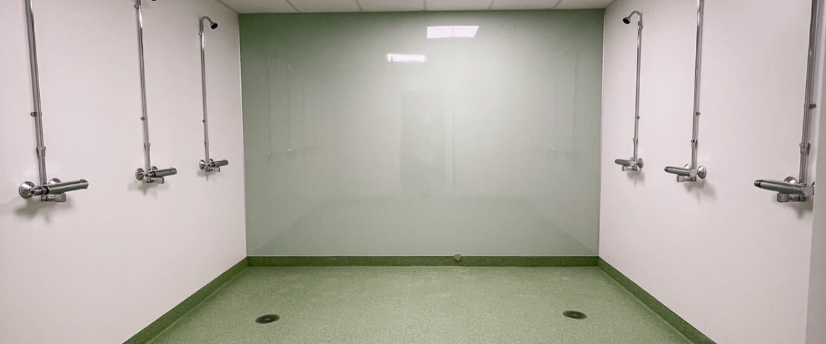 bilde av garderoben, der gulvet er grønt, og den ene sideveggen er lysegrønn