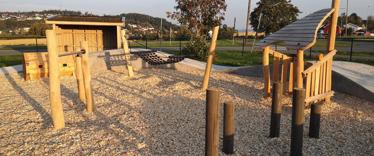 Bølgebane med hengekøye, spinnerbowl, voltstang, lekehus og balansestokker