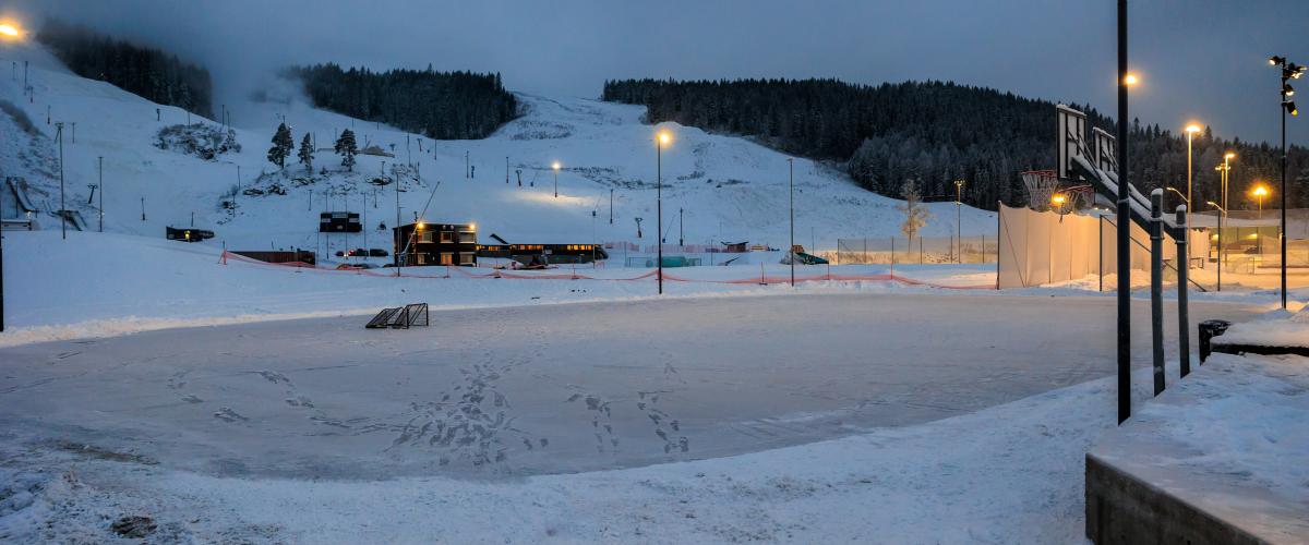 Skøytebane er anlagt på vinterstid.