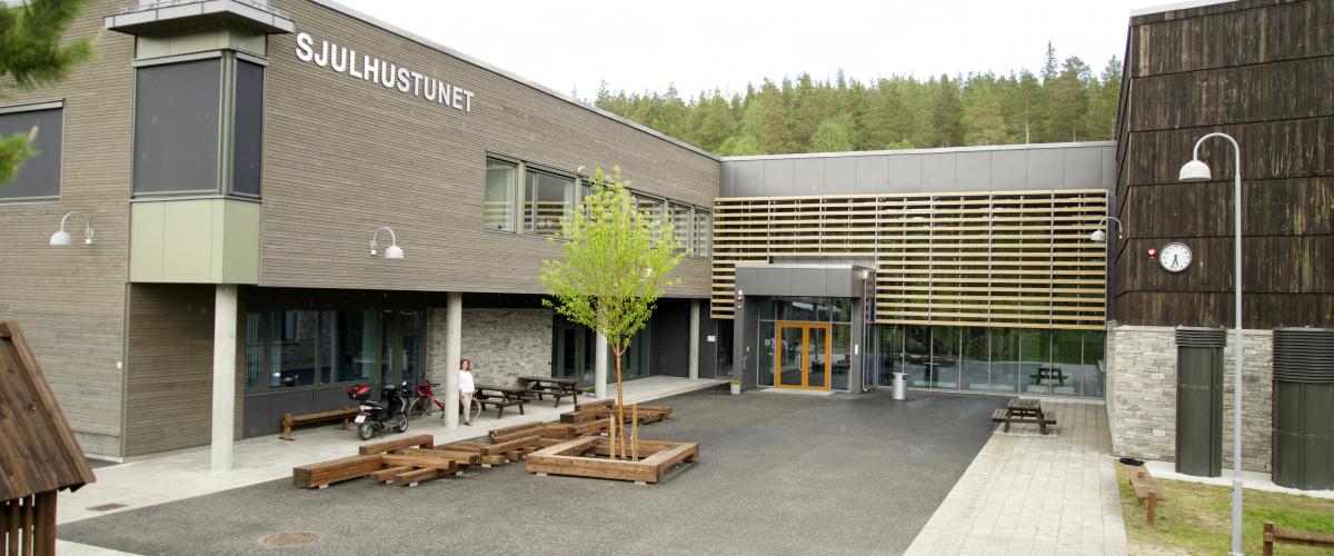 Sjulhustunet rommer nye Alvdal barneskole, Alvdalshallen, Kulturstua og Alvdal kulturskole. Foto: Alvdal kommune. Sjulhustunet fra utsiden