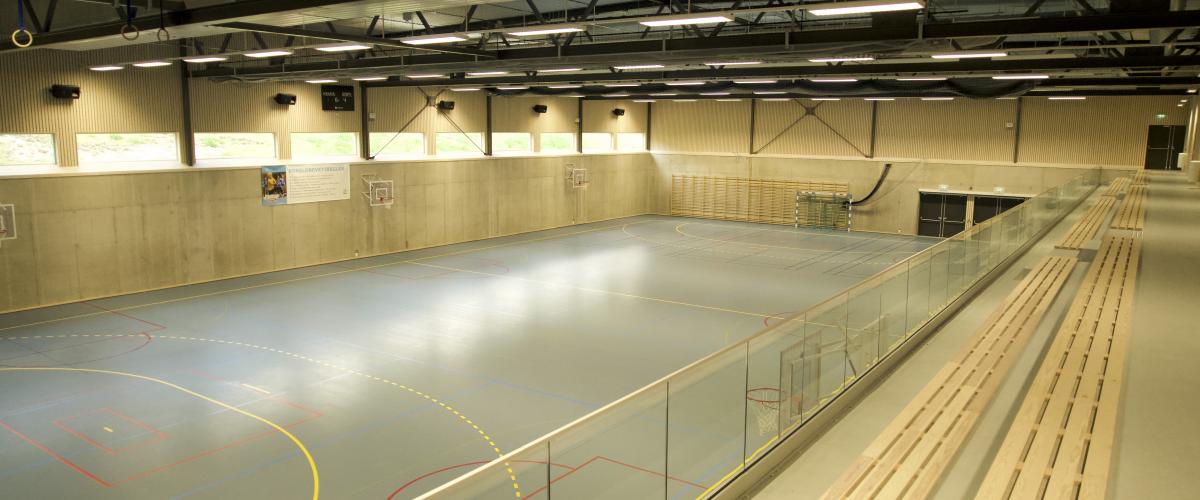 Hallen rommer én håndballbane, men kan også deles i tre og brukes som tre volleyballbaner eller basketballbaner. I tillegg er hallen utstyrt med hev- og senkbar turngrop. Foto: Alvdal kommune Sjulhustunets idrettshall: Alvdalshallen