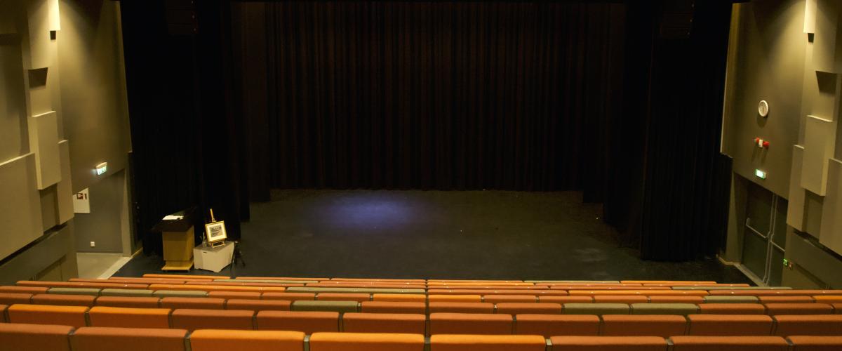 Kulturstua egner seg godt til konserter og teater men også foredrag da den har prosjektor, lerrett og talestol med ferdigkabling. Foto: Alvdal kommune. Sjulhustunet kulturstue.