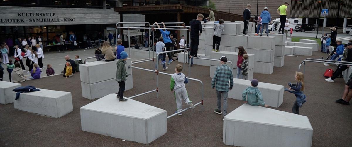 Bilde av brukere i parkouranlegget. Monge barn klatrar rundt i elementa. 