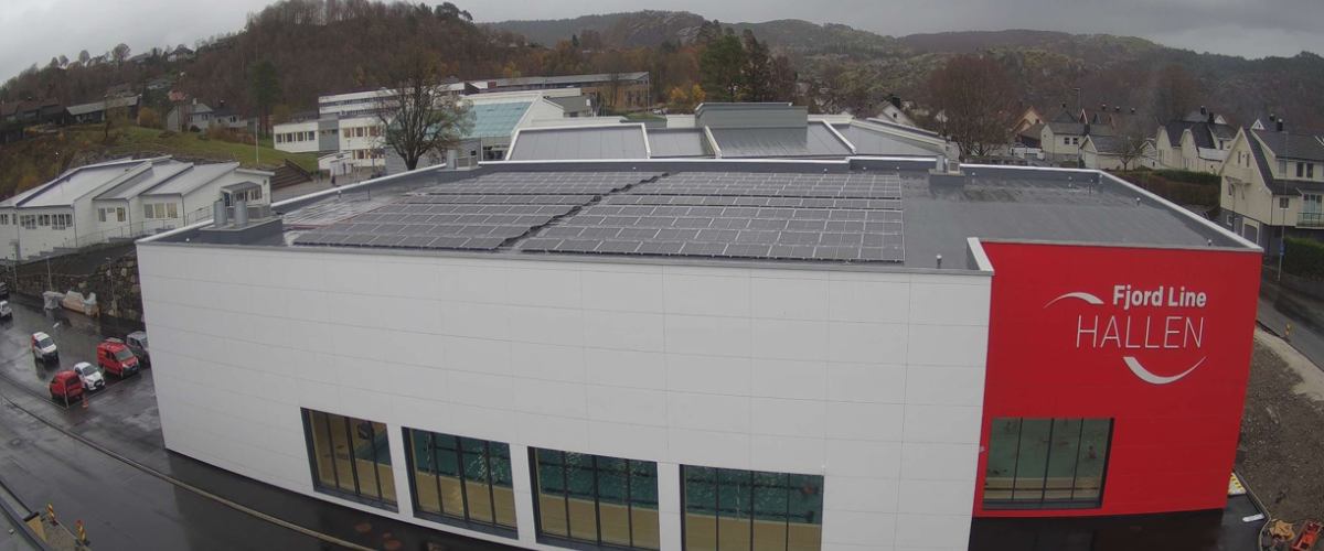 flyfoto av bygg på en gråværsdag