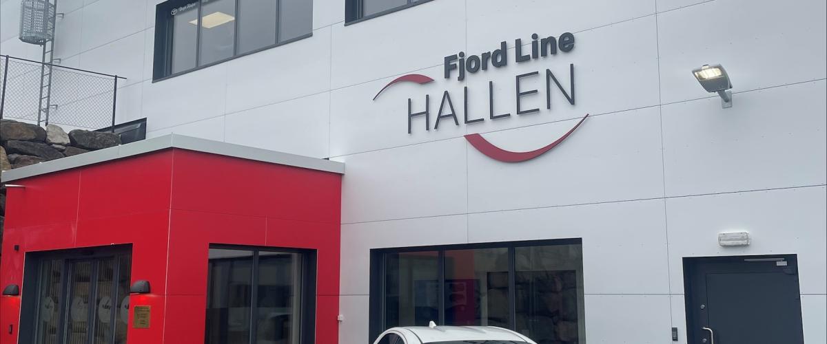 Viser fasaden av hallen med logo av Fjord Line Hallen på fasaden.