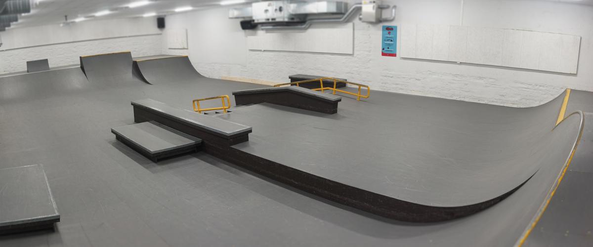 Skatehall med ulike nivåer på gulv