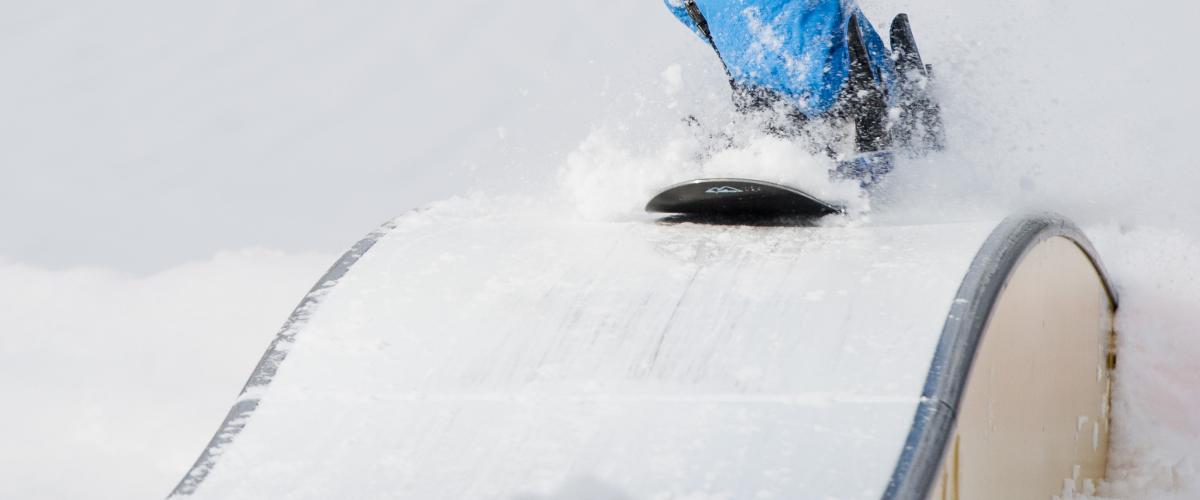 Snowboardkjører på boks i Snow Park Green