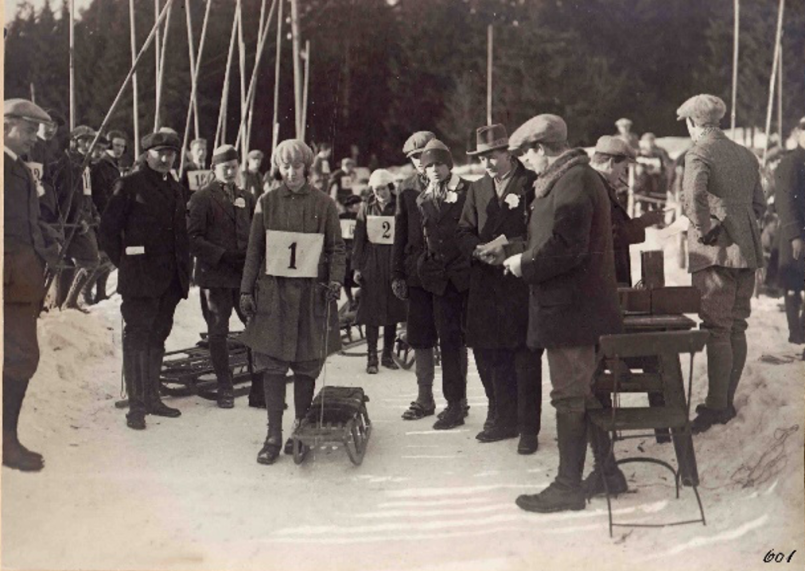 Et hundretalls deltakere – både kvinner og menn – gjør seg klare for å ake i Korketrekkeren.