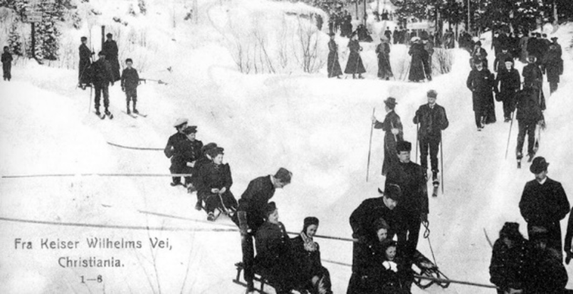 Aking i veiene i Holmenkollen ble etterhvert et problem, på bilde ser man flere barn ake i veikanten, der de forstyrret øvrig trafikk.