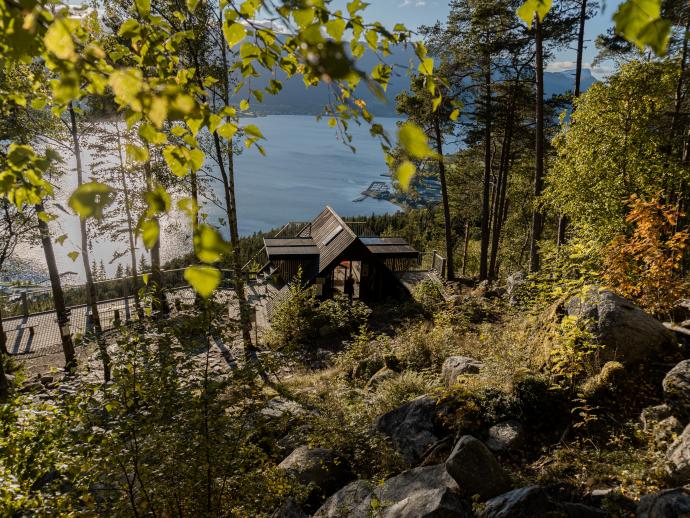 Hytte med utsikt mot fjord