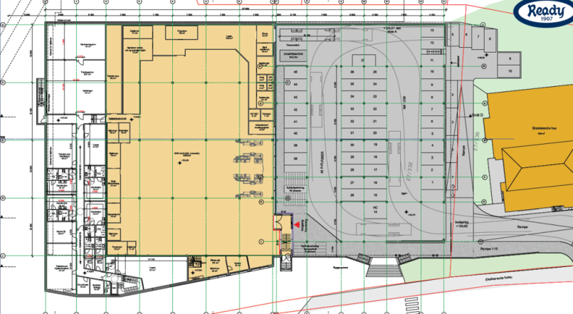 Illustrasjonsplan for nytt anlegg på Eckbobanen som viser stor flerbrukshall med parkeringskjeller til venstre og innendørs friidrettsbane og parkeringsplasser til høyre, med eksisterende klubbhus i gult til høyre i bildet.