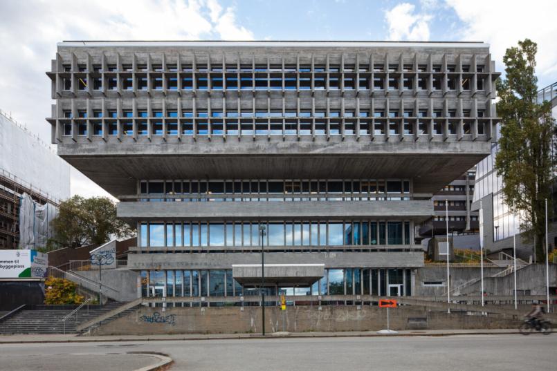 Fasaden til anlegget, inngangen til svømmehallen. 