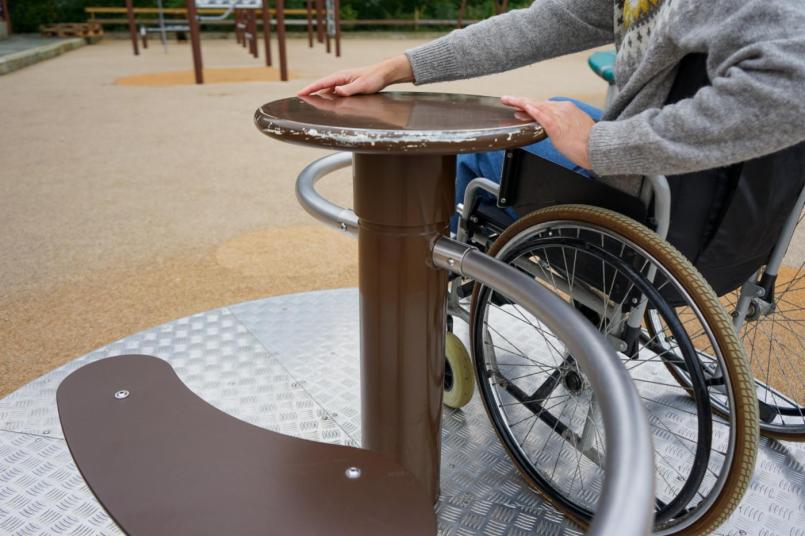 Rullestolbruker på snurreapparat