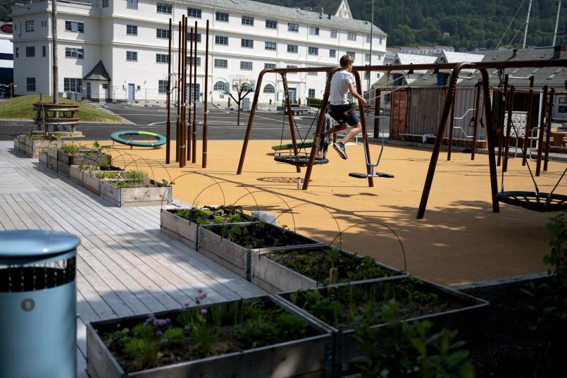 Oversiktsbilde av aktivitetsområdet med en kvinne som disser i bakgrunnen. 