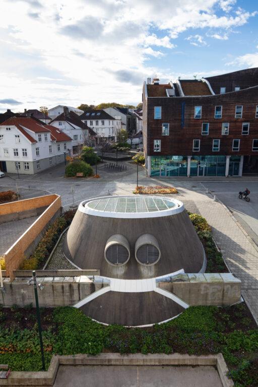 Oversikt over oversiden av anlegget, og utsiden av ventliasjonen og lysningen i taket. 