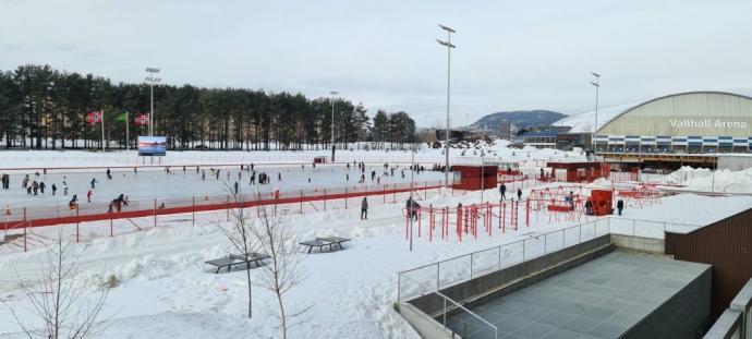 Bilde av den nye skøytebanen på Valle Hovin ved siden av Vallhall Arena.