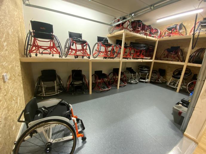 Lager med rullestoler til bruk i paraidrett.