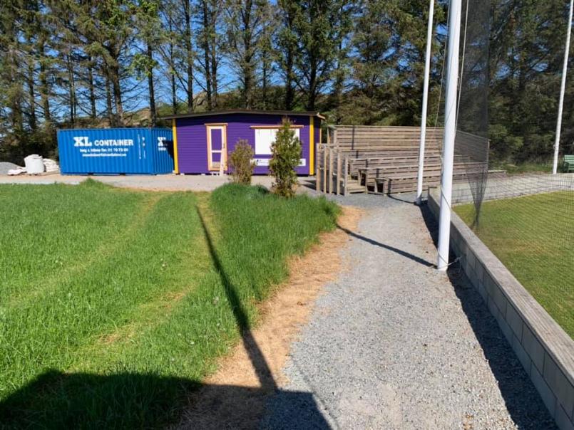 Blå skipscontainer og kiosk