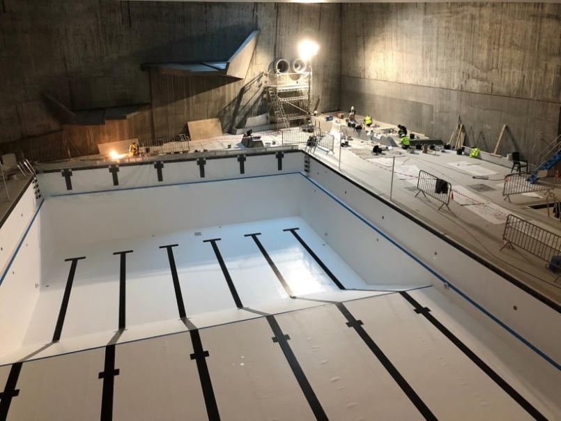 Bilde av bassengrommet ovenfra under rehabiliteringen. 