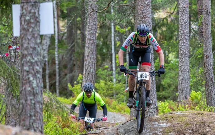 Bilde av to syklister fra IF Frøy i Østmarka.