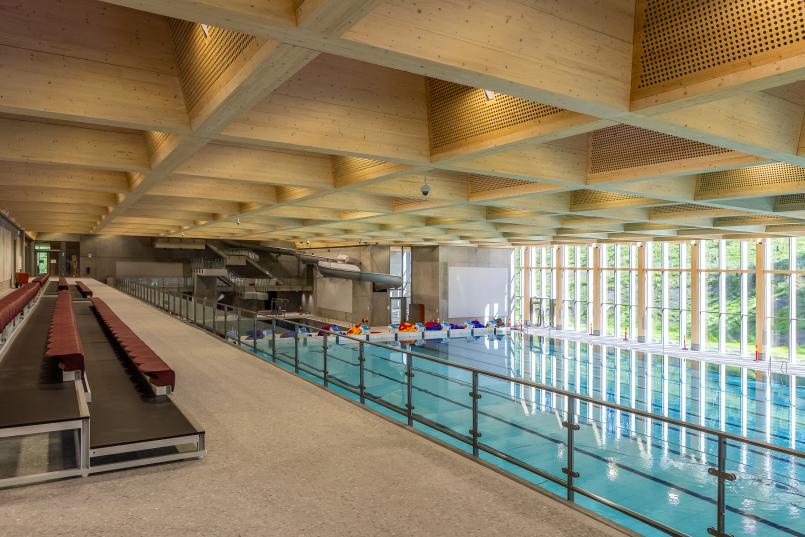 Bilde av 50 meters bassenget og massivtre taket, tatt fra tribunen