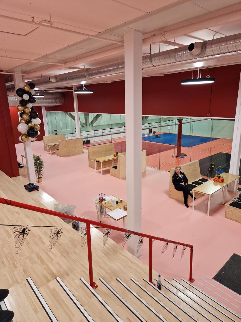 Bilde av den sosiale sonen under Halloween, der det er pyntet og satt ut møbler