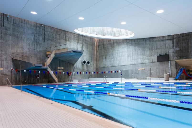 Svømmehallen fra tribunen 
