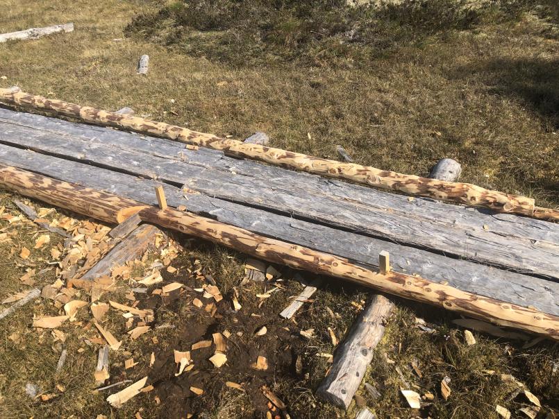 Rekonstruert del av kulturstien med ujevn overflate bygget etter gamle teknikker, ikke egnet for rullestol