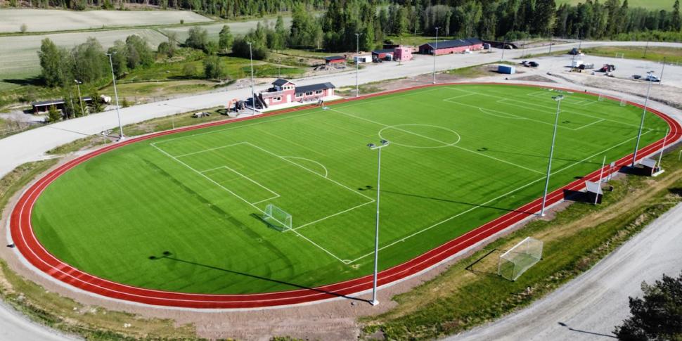 Slik ser resultatet ut: På Bruvollen har god drenering, riktig banebygging og bevisst valg av maskiner gitt en jevn og stabil kunstgressbane som tåler både vær og drift over tid.