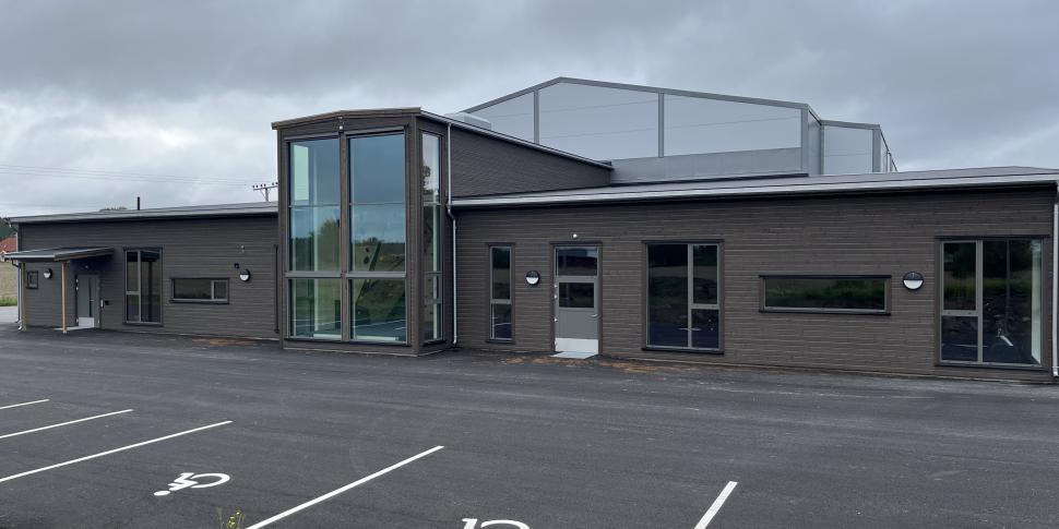 viser fasaden av bygget