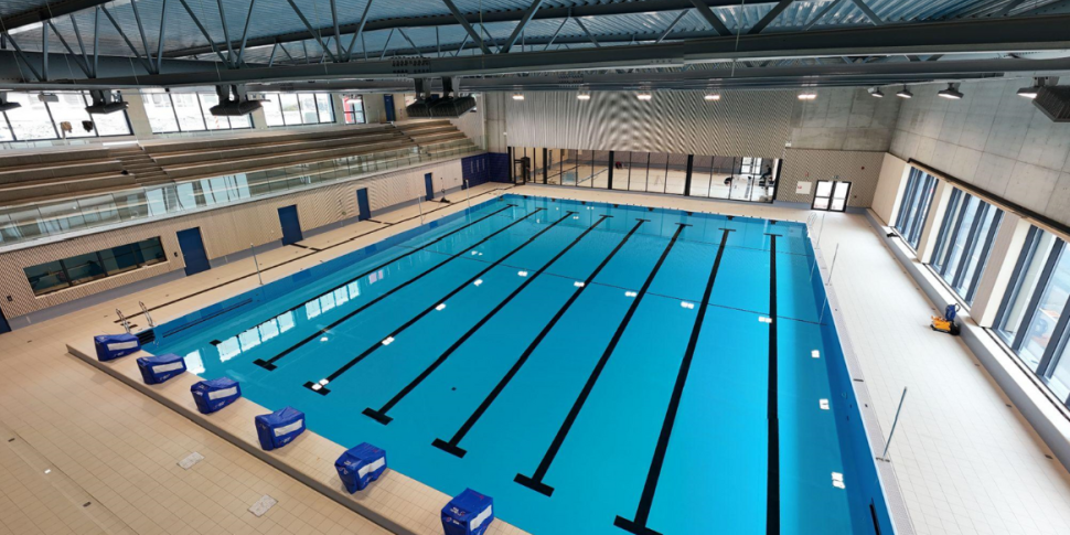 Oversiktsbilde av svømmebaner med tribuner til venstre