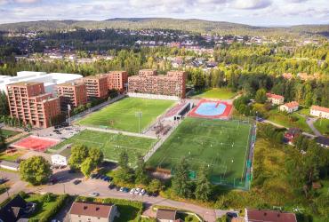 Oversiktsbilde av Rolvsrud Arena med nye boliger bak